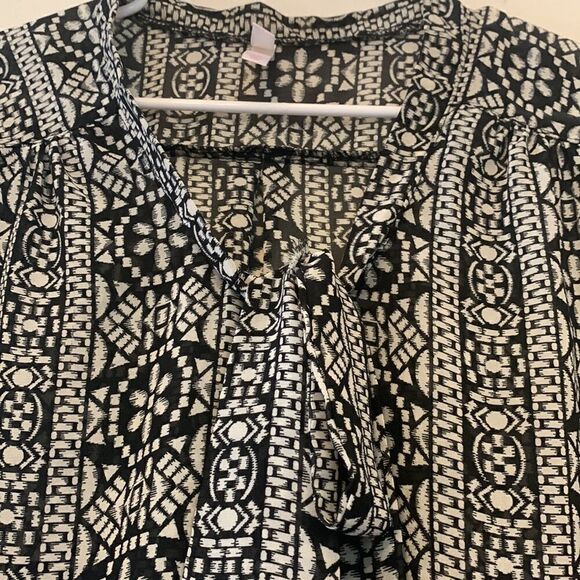 xhilaration black and white patterned sheer blouse Size S Length 24” Bust 19” - Picture 3 of 6